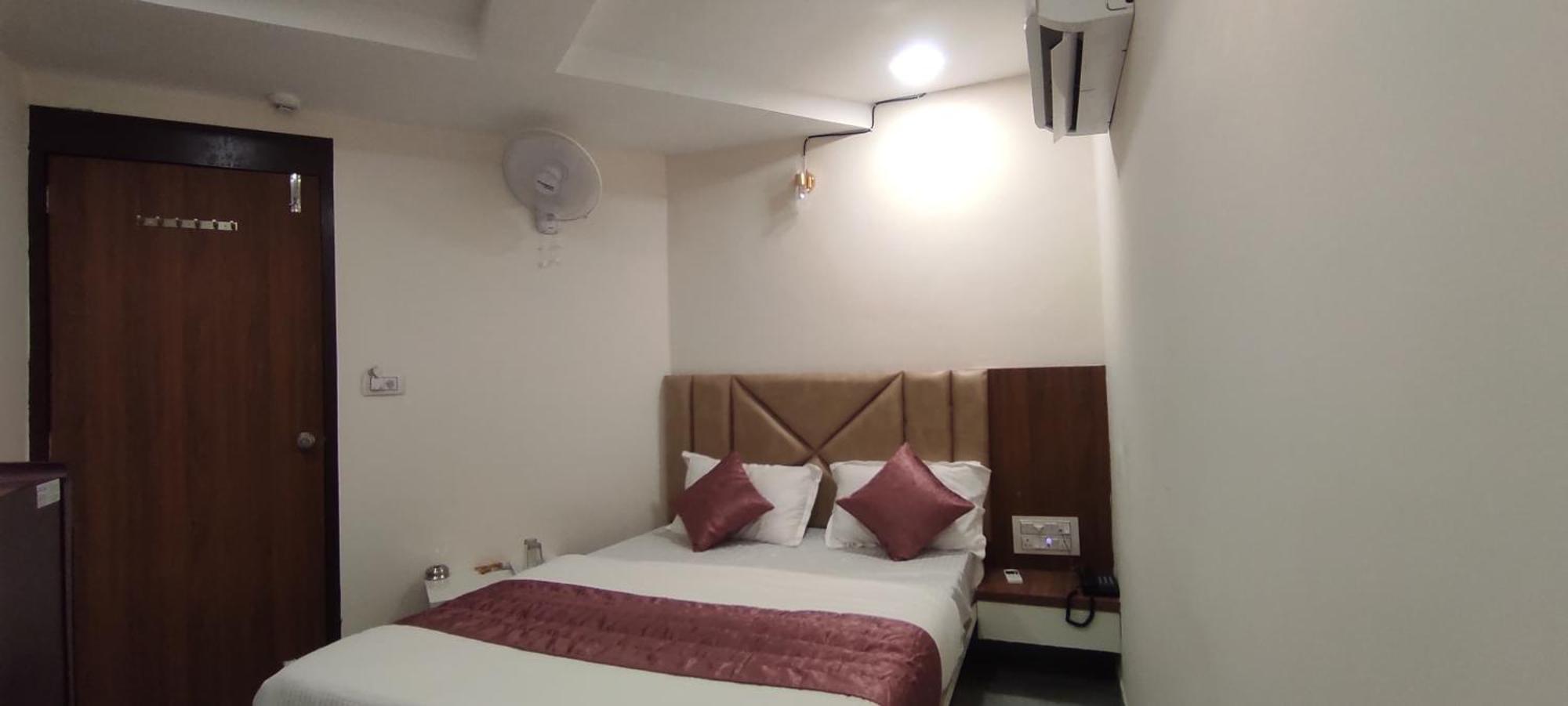 Hotel Earth Inn, Subhash Bridge, Rto Circle, Amhedabad Dış mekan fotoğraf